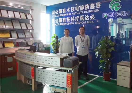 认证师Allen和容鑫防静电总经理张小姐的合影 认证师Allen和容鑫防静电总经理张小姐的合影